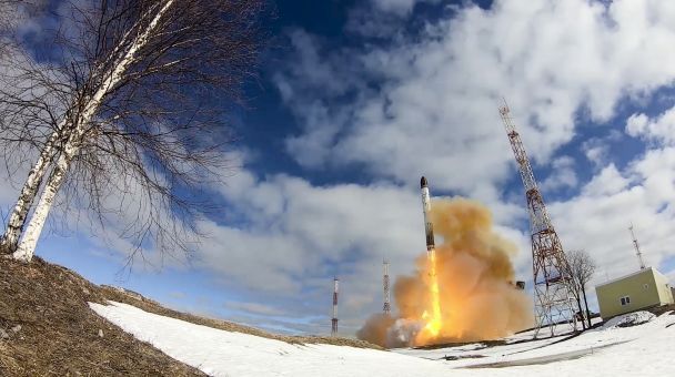 Міжконтинентальна балістична ракета “Сармат”запускається з космодрому Плесецьк на північному заході Росії, 20 квітня 2022 / AP