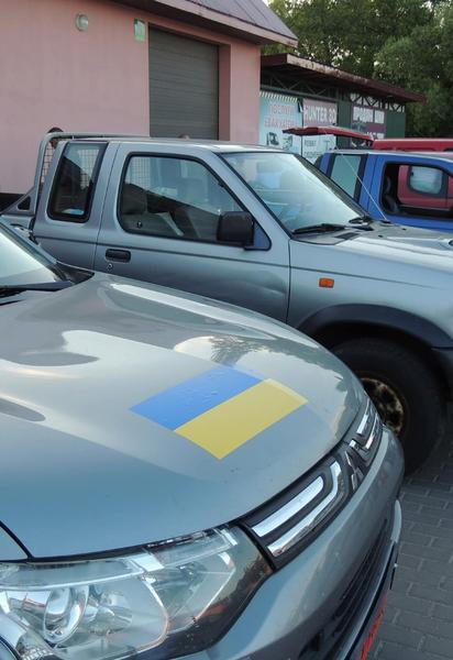 Багатодітна мати та пенсіонери подолали 2 500 км і привезли автомобілі для ЗСУ