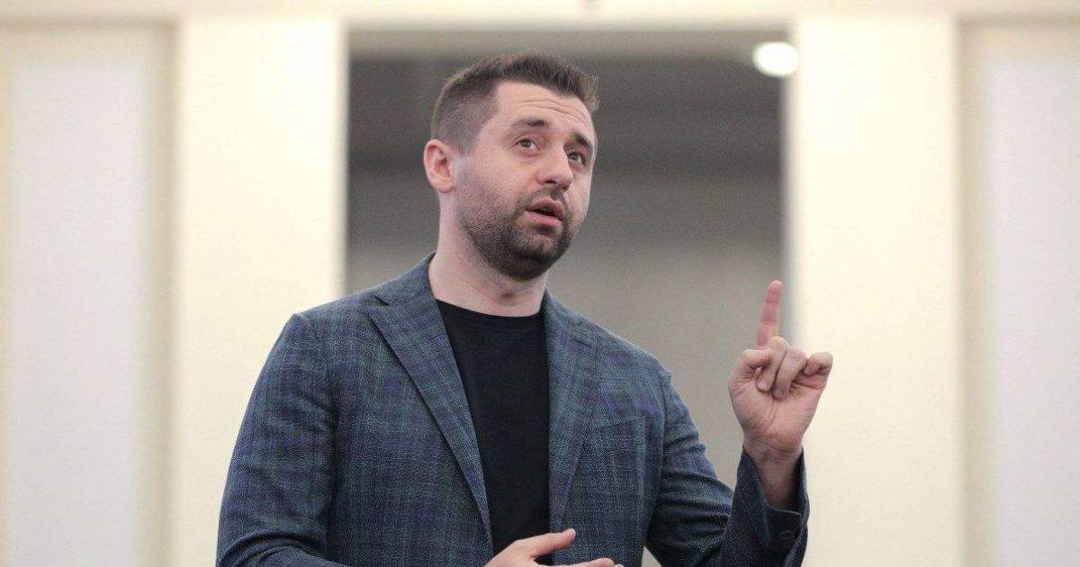 "Монобільшість розвалити не зможуть": Арахамія пояснив вихід нардепів із фракції "Слуга народу"