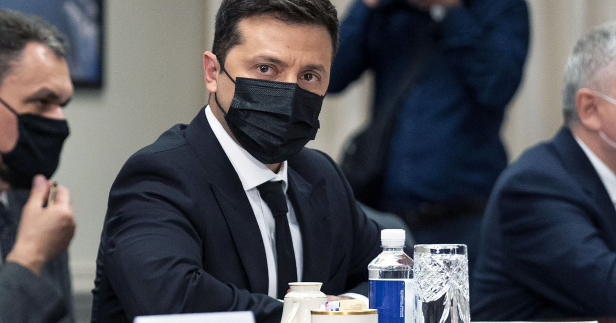 Кінологи, держохорона і журналісти: у Мережі показали активну підготовку до пресмарафону Зеленського (фото, відео)