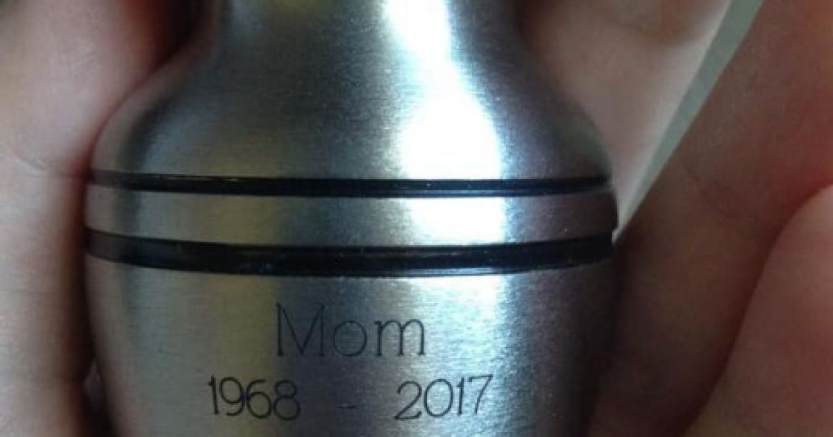 "Вдруге втратила маму": у Дніпрі з квартири злодії поцупили урну з прахом