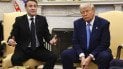Президент Франції Емманюель Макрон з президентом США Дональдом Трампом під час зустрічі в Овальному кабінеті Білого дому у Вашингтоні, понеділок, 24 лютого 2025 року