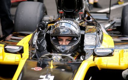Женщина из Саудовской Аравии отпраздновала отмену закона за рулем болида Формулы-1