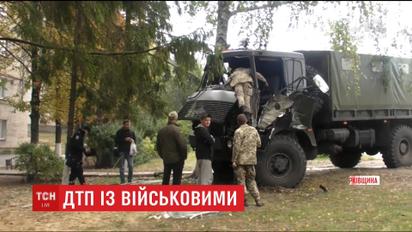 ДТП із військовими. В Ізюмі армійська вантажівка на швидкості в'їхала в дерево