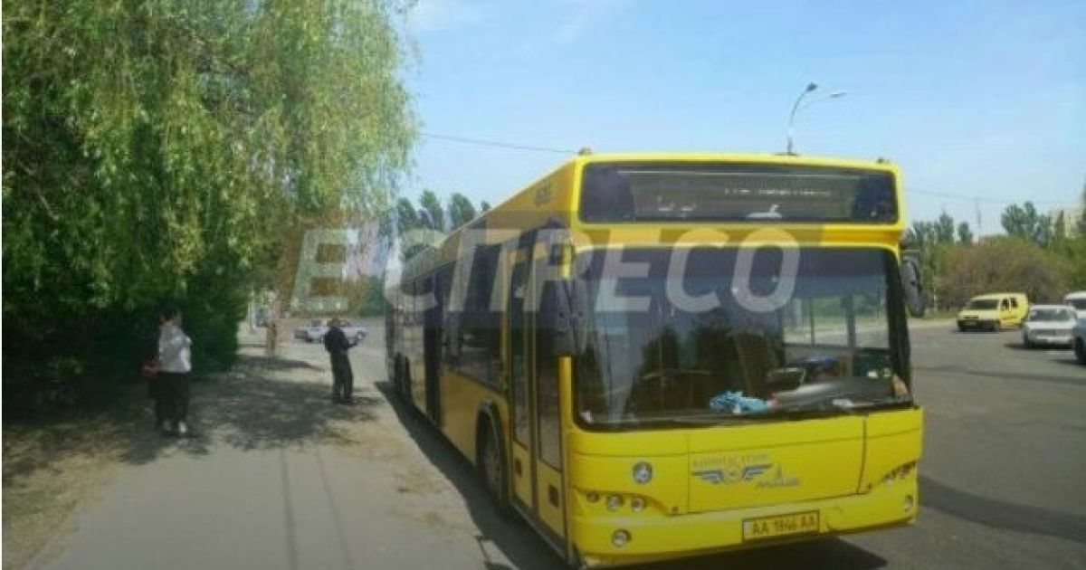В Киеве обстреляли автобус с пассажирами