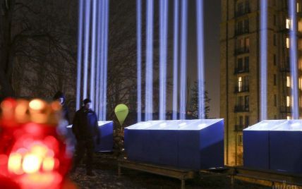 Небо над Киевом озарили лучи света в память о героях Небесной сотни