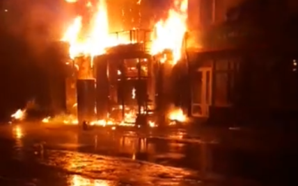 На Київщині загорівся супермаркет у будинку, згоріли житлові квартири