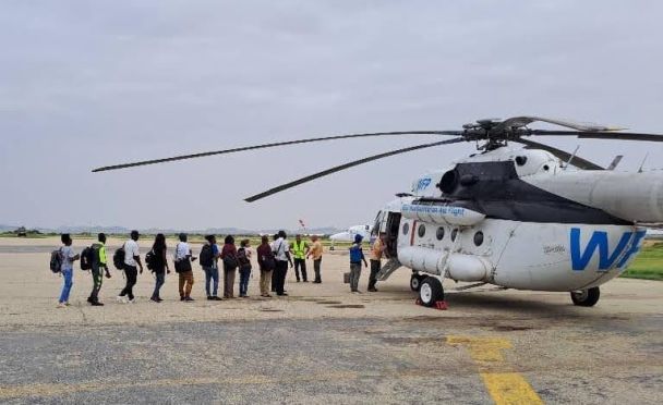 Перевезення працівників гуманітарної місії вертольотом Мі-8, 2023 /Фото надано пресслужбою компанії CONSTANTA / © 
