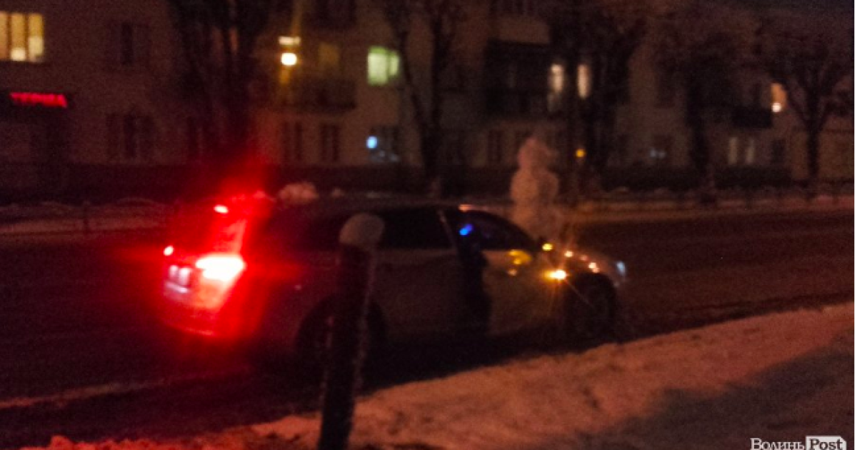 Зимняя забава: в Луцке поставили снеговика на капот авто и устроили "покатушки" по городу