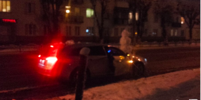 Зимняя забава: в Луцке поставили снеговика на капот авто и устроили "покатушки" по городу