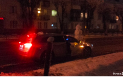 Зимняя забава: в Луцке поставили снеговика на капот авто и устроили "покатушки" по городу