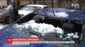 Большие глыбы льда, сорвались с крыш, повредили припаркованные авто в Днепре