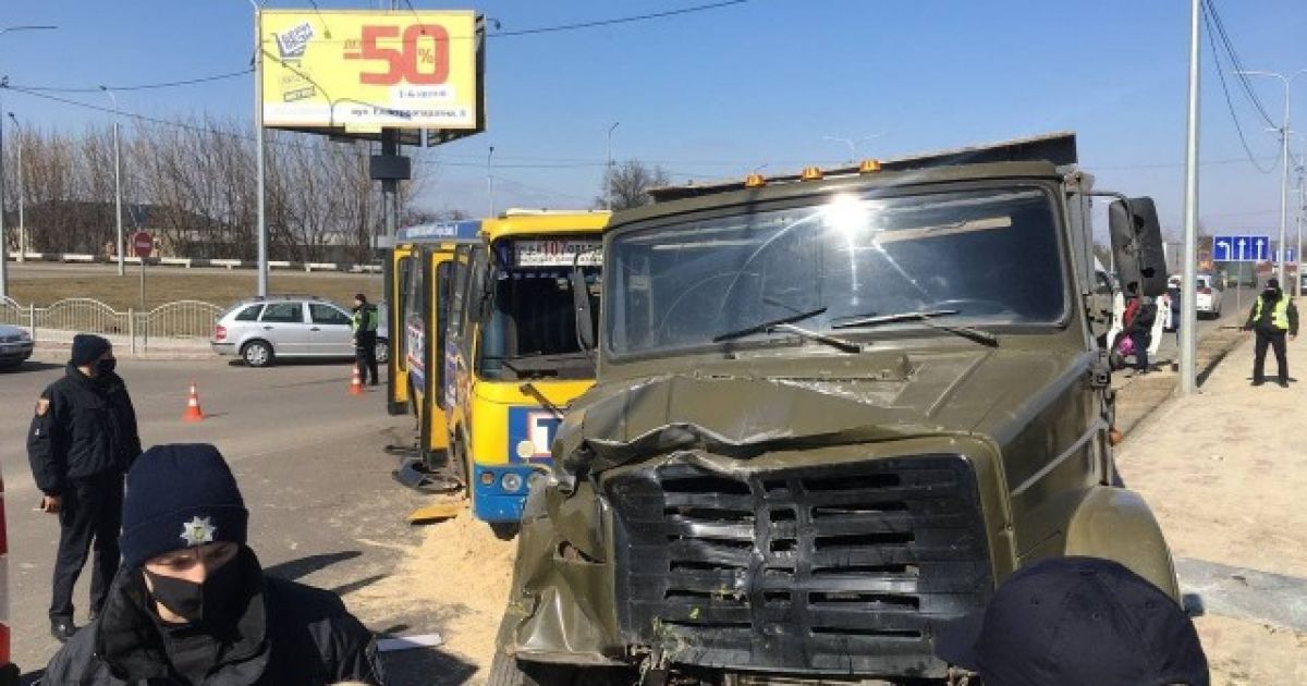 У Луцьку зіткнулись вантажівка і маршрутка_6 / © Волинські новини