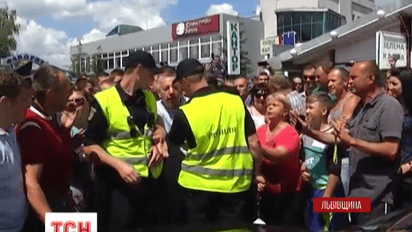 На границе с Польшей украинцы протестуют против прекращения малого пограничного движения