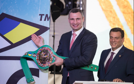 На чемпіонському поясі WBC відтепер красуватиметься український прапор