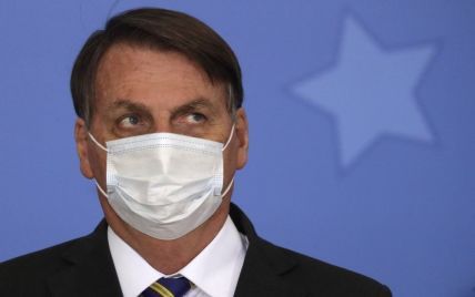 Молча и в маске: президент Бразилии впервые после выздоровления от коронавируса появился на публике