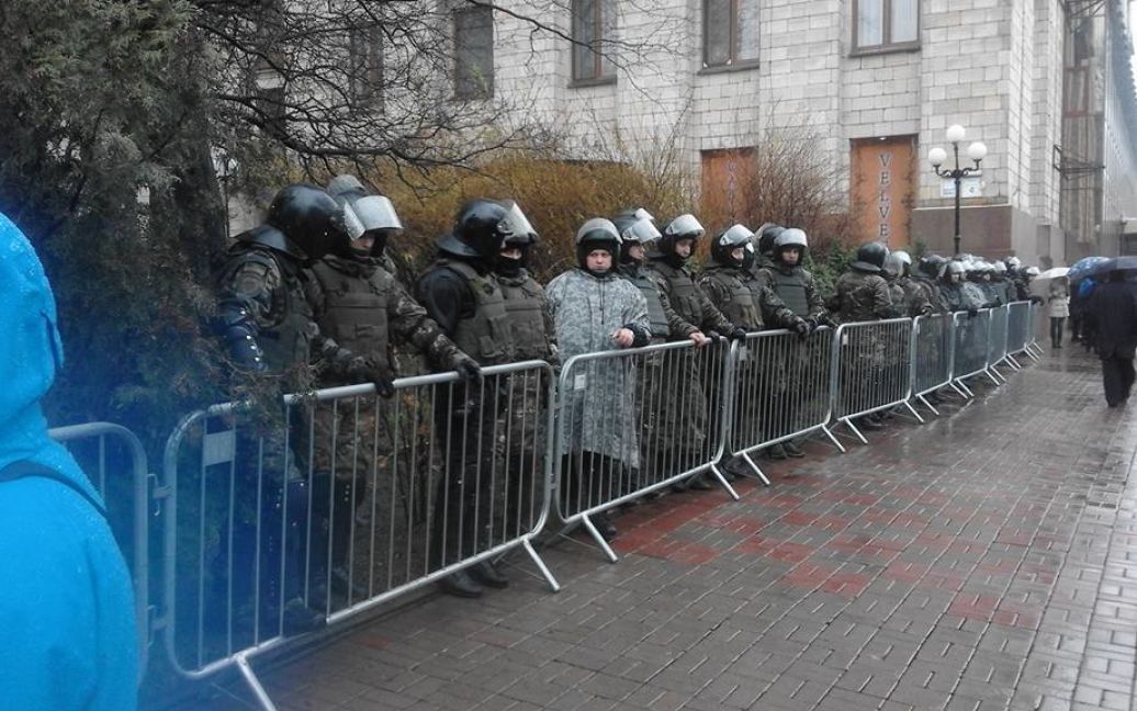 Правоохранители полностью перекрыли Институтскую / © Андрей Хома / Facebook