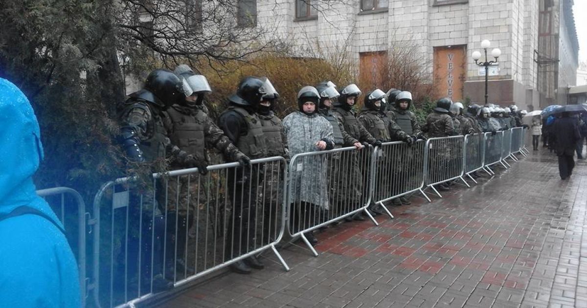 Правоохоронці повністю перекрили Інститутську / © Андрій Хома / Facebook