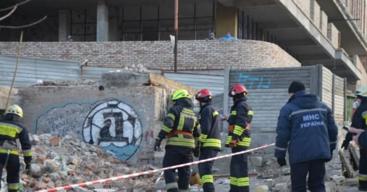 В Днепре бетонная плита аварийного дома привалила мужчину