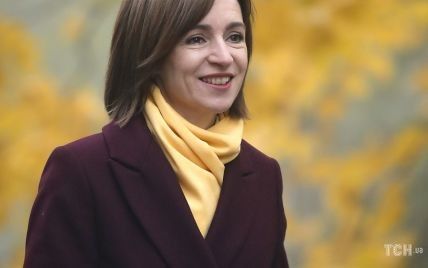 Элегантное пальто, тренч и яркий аксессуар: образы Майи Санду на выборах президента Молдавии