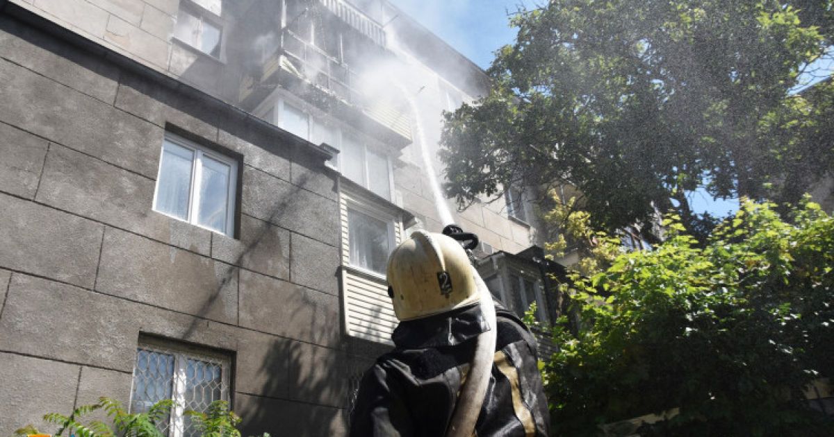 Пожежа у середмісті Одеси: їдкий дим швидко заповнив під'їзди, люди вибігали на вулицю