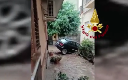 Италию заливает водой: на юге страны шторм вызвал мощное наводнение