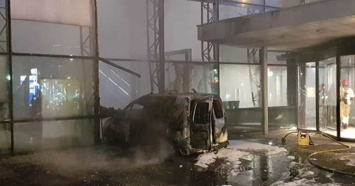В офис крупнейшей нидерландской газеты въехал фургон, полиция считает наезд умышленным
