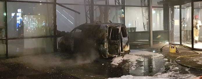 В офіс найбільшої нідерландської газети в’їхав фургон, поліція вважає наїзд умисним