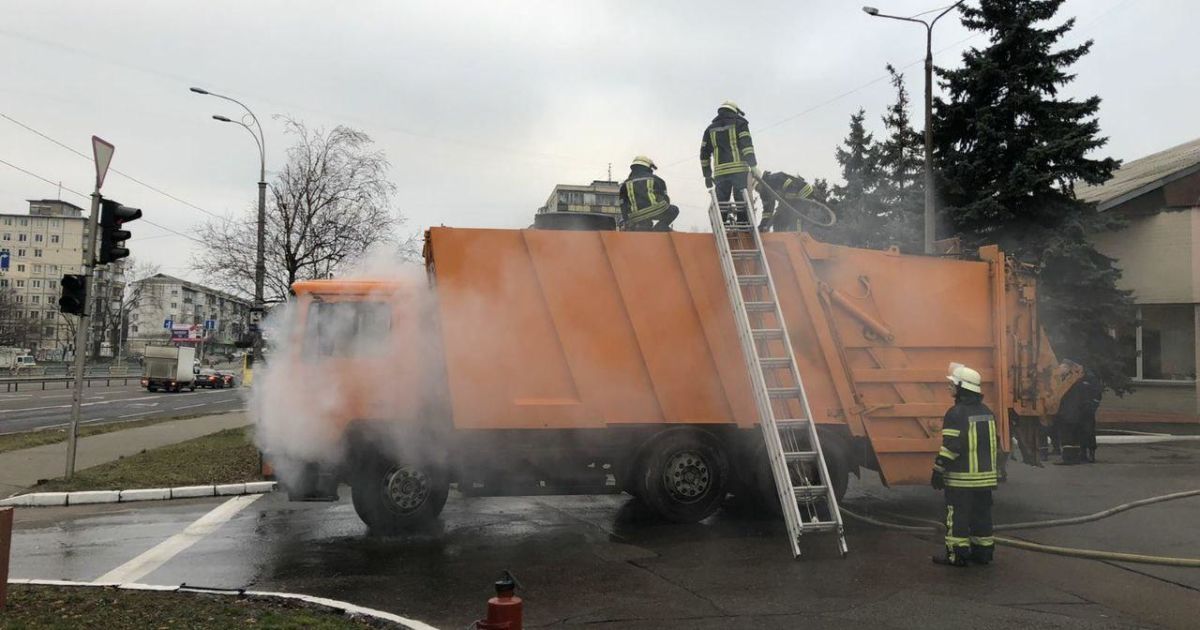 В Киеве задымленный мусоровоз сам приехал в пожарную часть