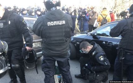 Слезоточивый газ, камни и зеленка: под Радой произошли столкновения между митингующими и полицейскими