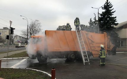 В Киеве задымленный мусоровоз сам приехал в пожарную часть
