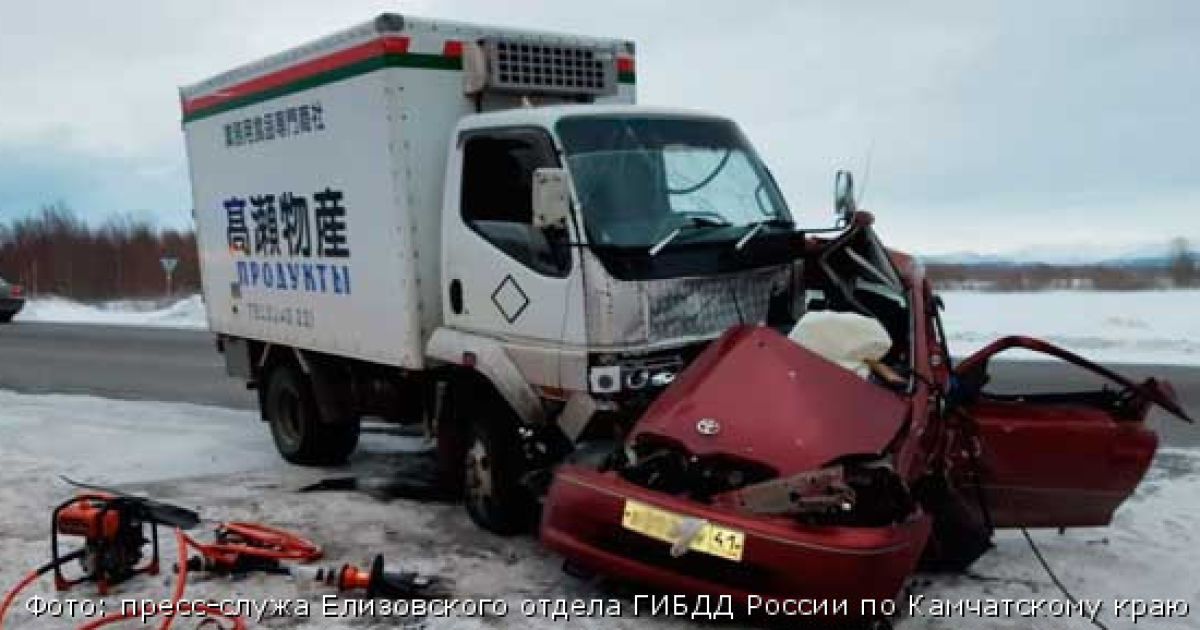 В России из-за сильного порыва ветра иномарку выбросило на встречку. Водитель погиб