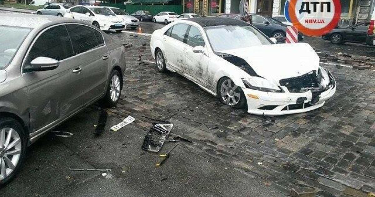 У Києві "Mercedes" розтрощив пам'ятник герою Небесної Сотні