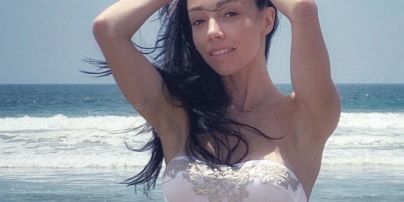 В бікіні і без макіяжу: Катерина Кухар релаксує на пляжі в Малібу