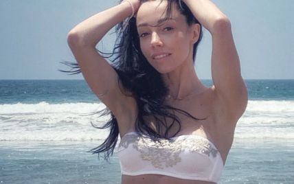 В бікіні і без макіяжу: Катерина Кухар релаксує на пляжі в Малібу