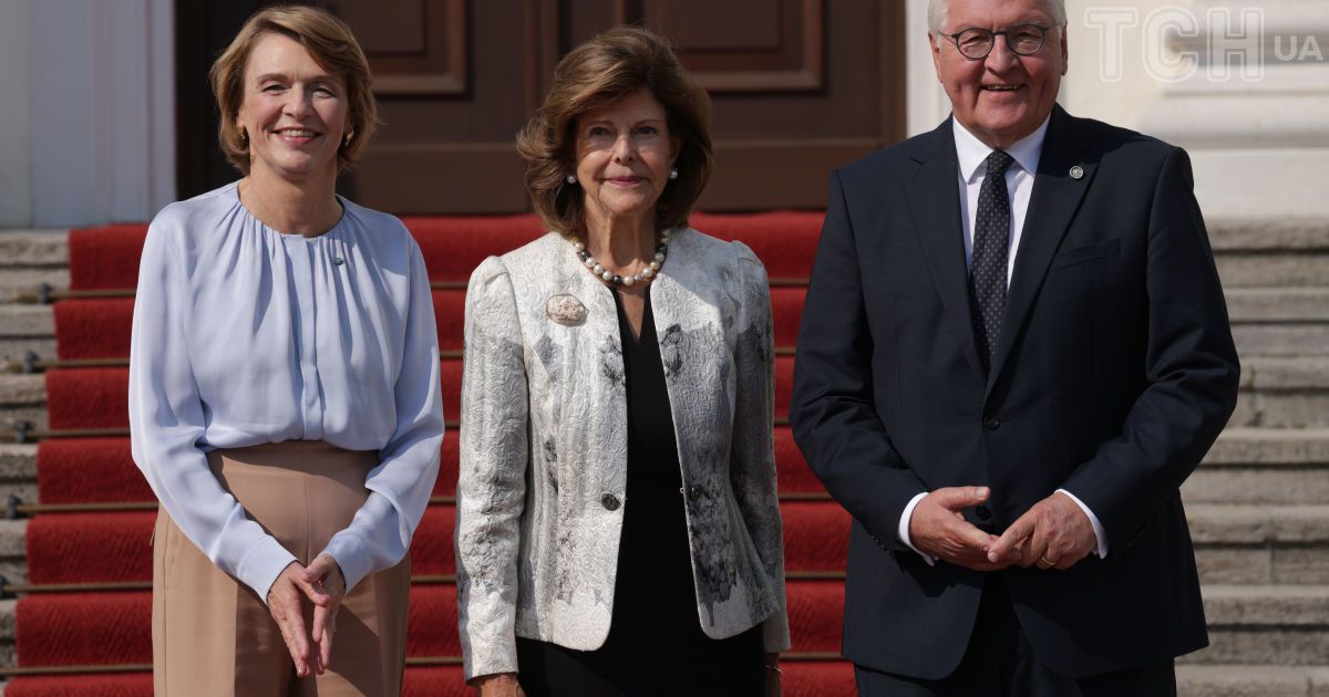 Президент Німеччини Франк-Вальтер Штайнмаєр та перша леді Ельке Бюденбендер вітають королеву Швеції Сільвію у замку Бельвю