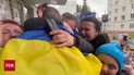 Слезы счастья и первые объятия: как встречали украинских защитников из плена
