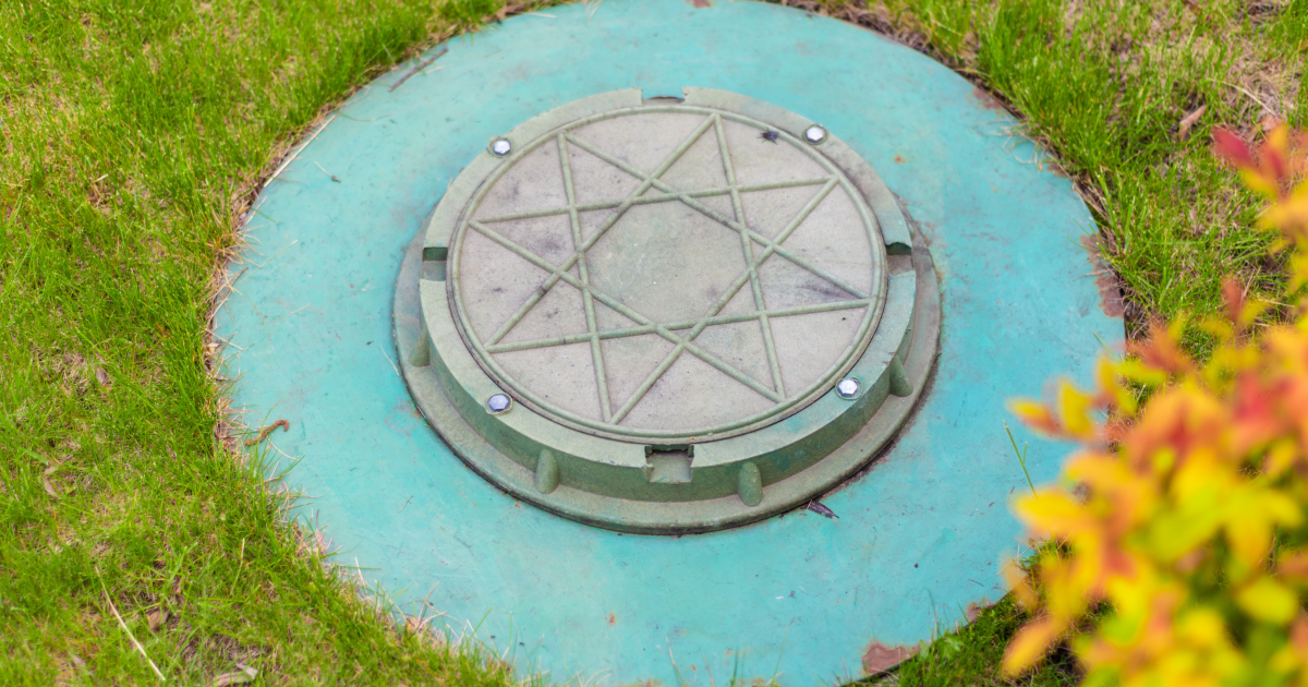 Як чистити вигрібну яму восени