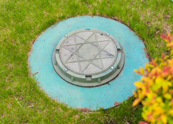 Вигрібна яма більше не переповнюватиметься та зникне сморід: що зробити саме в листопаді