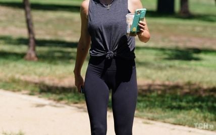 З вузлом на животі: Люсі Гейл продемонструвала підтягнуту фігуру в спортивному луці