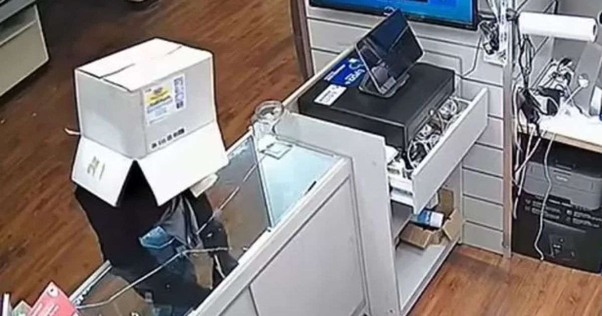 Грабитель с картонной коробкой на голове