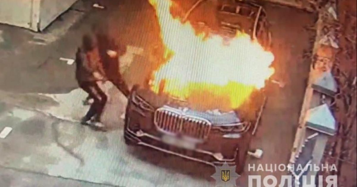Сожгли BMW в Киеве и сбежали в другой город: полиция за сутки задержала злоумышленников (видео)