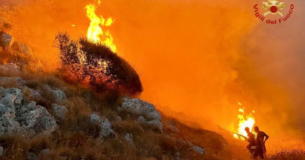 Возле Рима из-за жары загорелись леса: более сотни людей эвакуированы, железнодорожное сообщение остановили (видео)