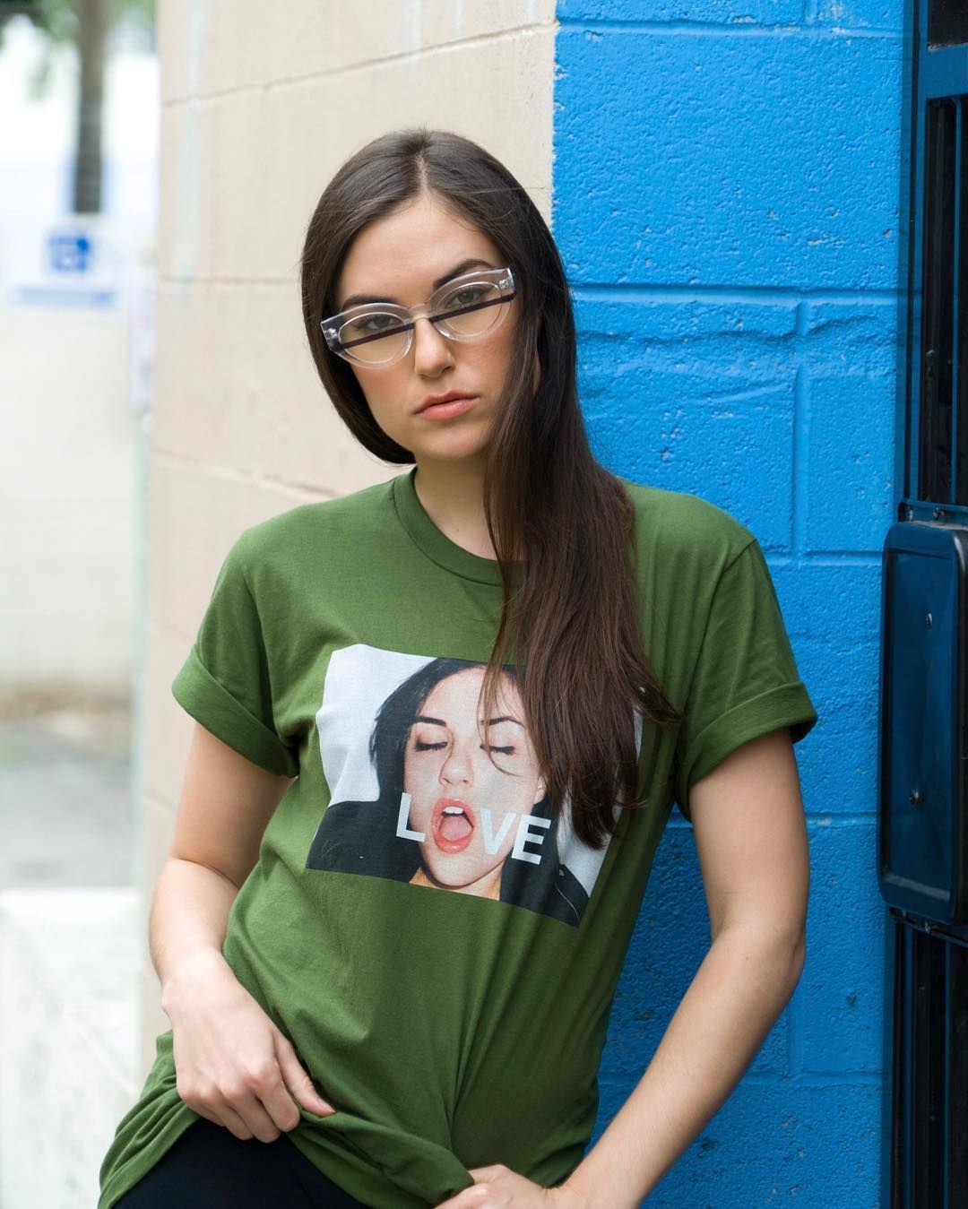 Порно ұзын дилдоды есікке салады