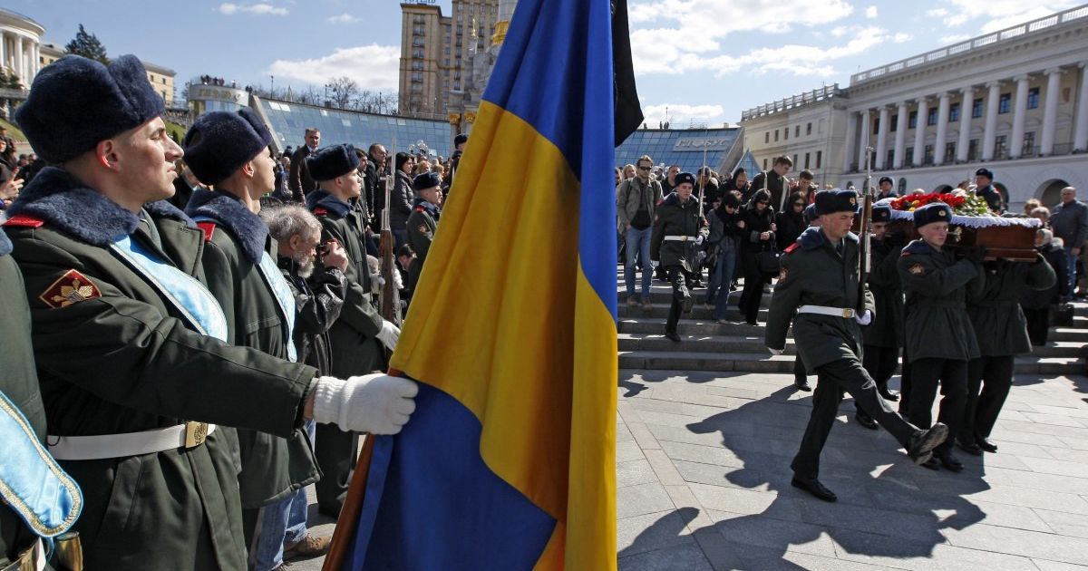 С Дмитрием Годзенком пришли проститься сотни людей. / © УНИАН