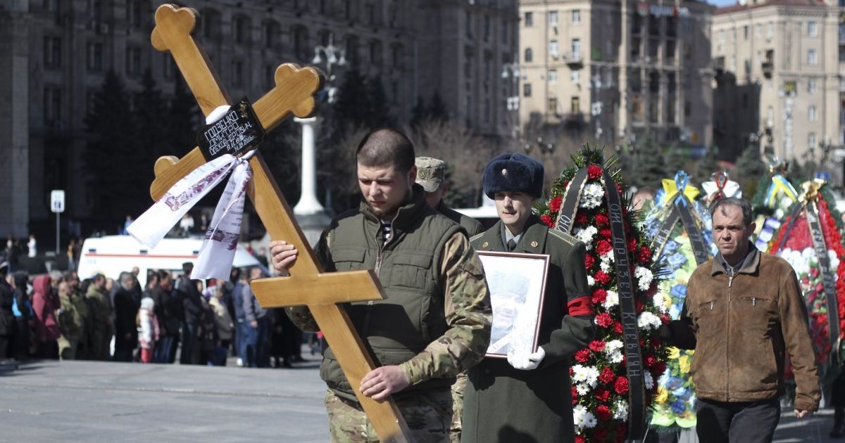 С Дмитрием Годзенком пришли проститься сотни людей. / © УНИАН