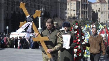 С Дмитрием Годзенком пришли проститься сотни людей. / © УНИАН