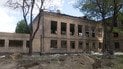Воронка на школьном дворе и занятия под землей: в Украине полностью разрушены 235 школ