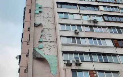 У Києві сильний вітер зірвав утеплювач із будинку: фото