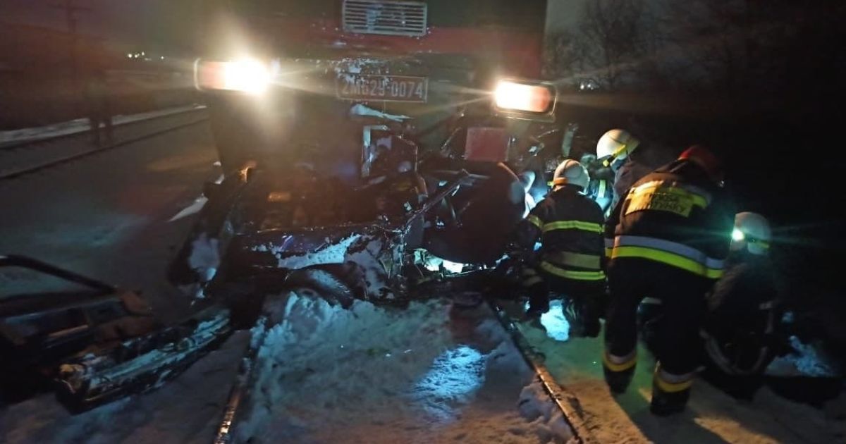 На Прикарпатье поезд на скорости снес легковой автомобиль: на месте погибли два человека